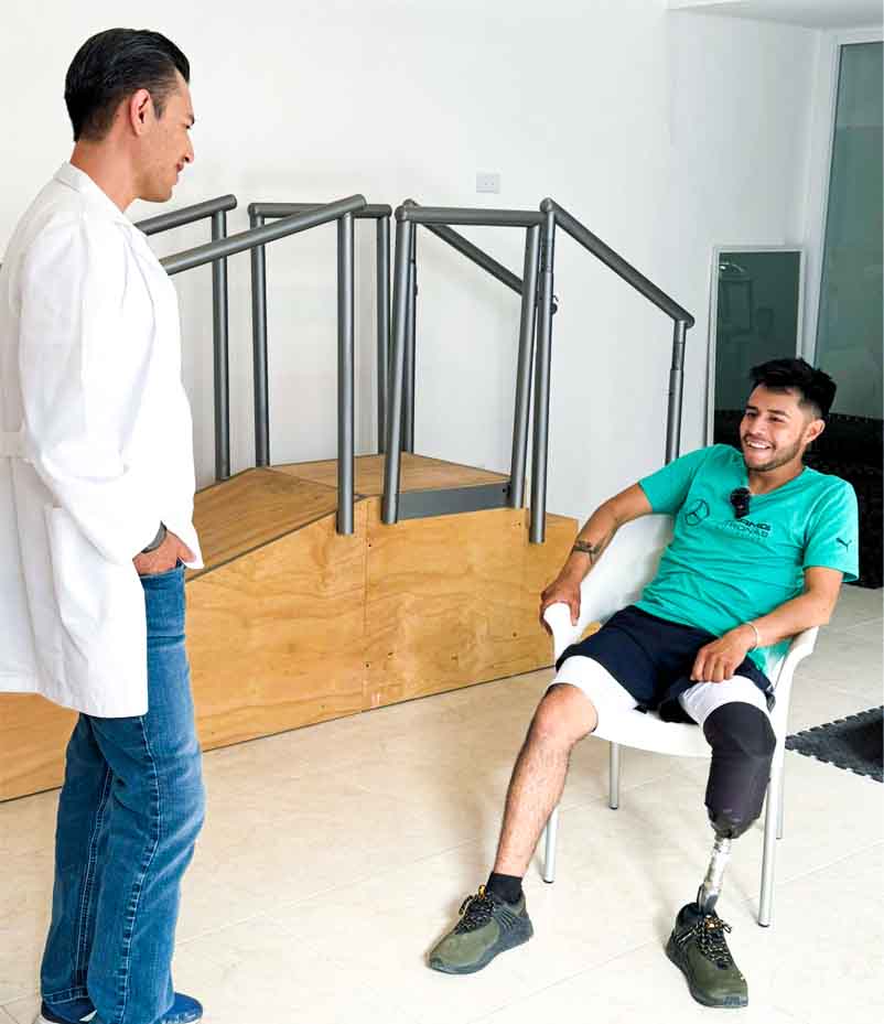 paciente Eliel con el especialista en ortesis y protesis samuel medina 